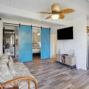 Airy Less Than 1 Mi To And Town Apartment